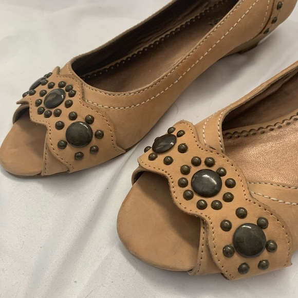 Kenneth Cole Reaction Leather Peep Toe Small Wedge - Picture 3 of 10